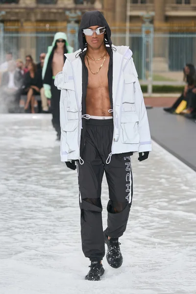 Look 19